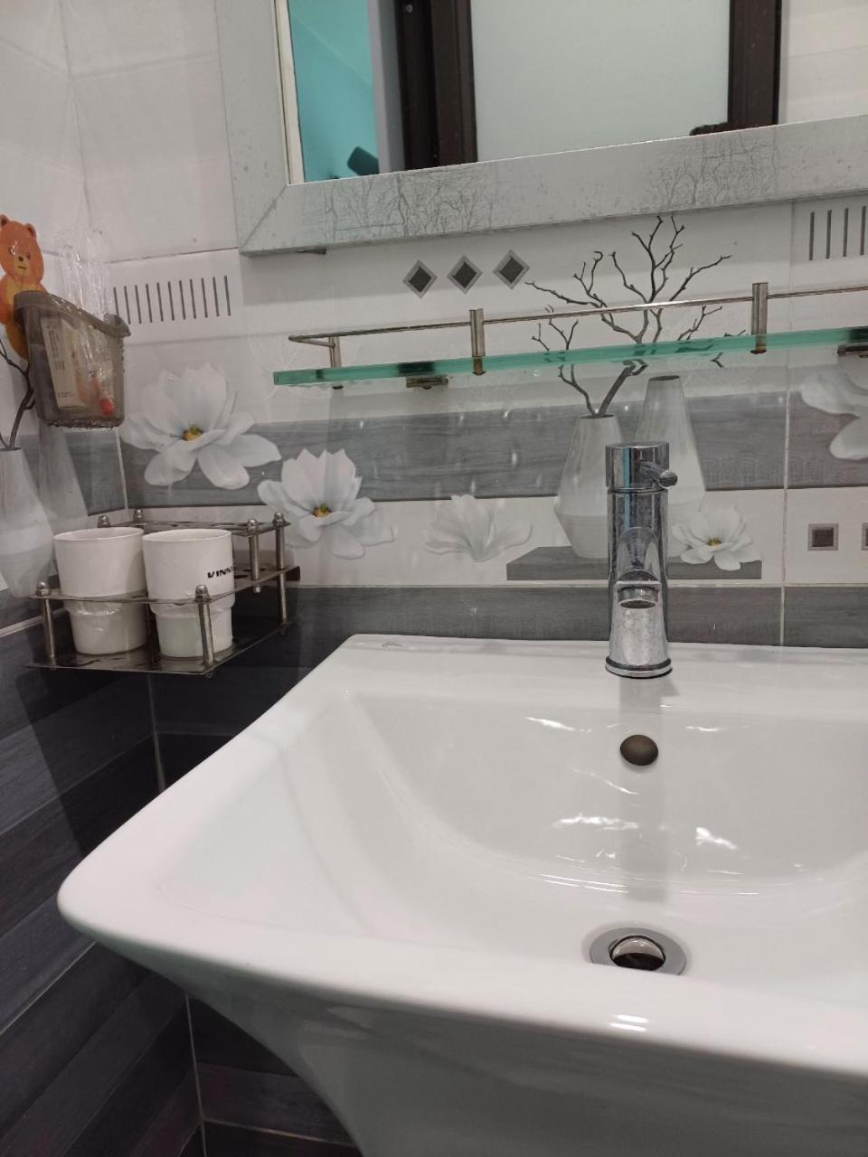 Hotel Hoa Ban Ha Noi Ханой Екстериор снимка