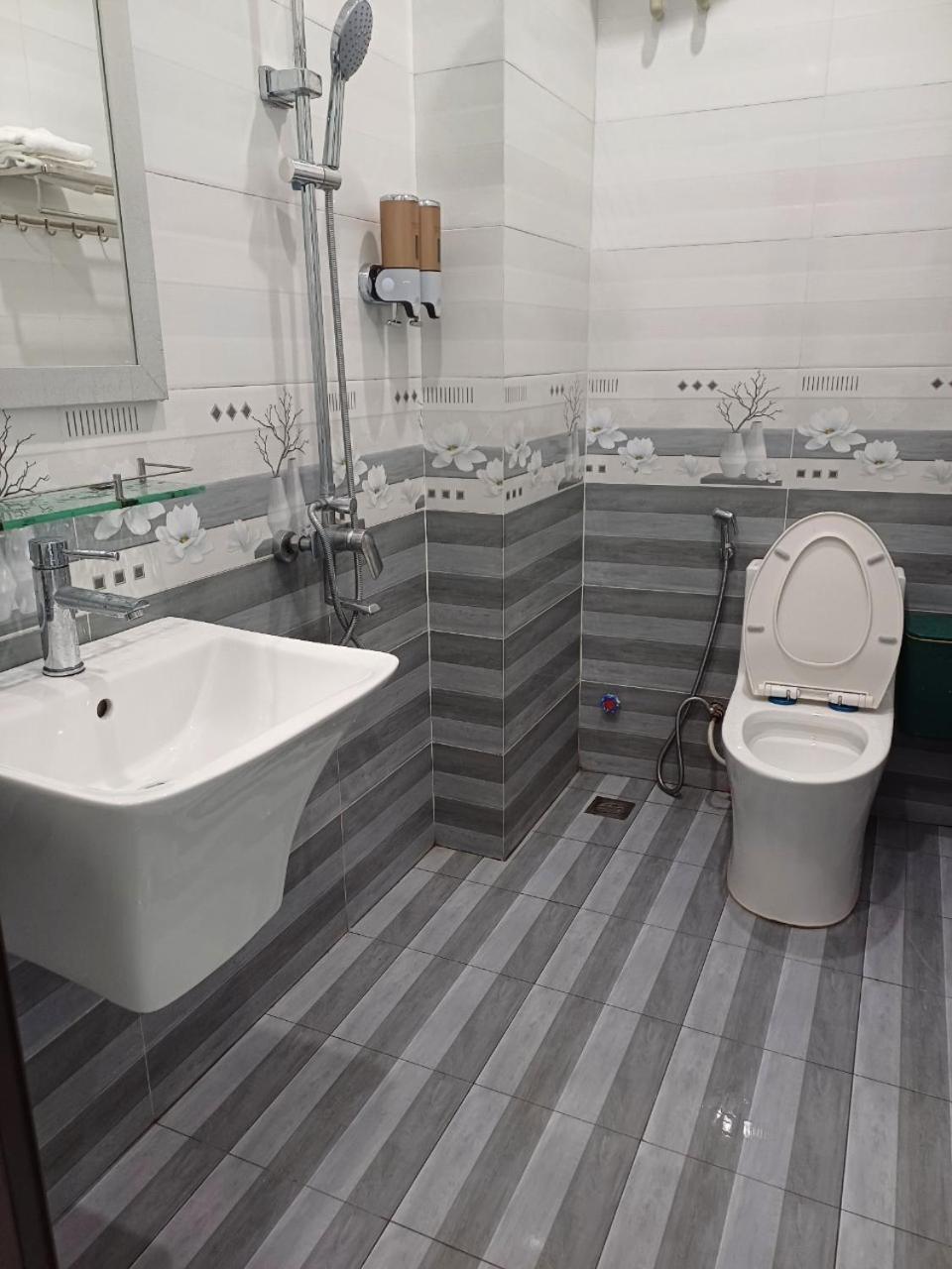 Hotel Hoa Ban Ha Noi Ханой Екстериор снимка
